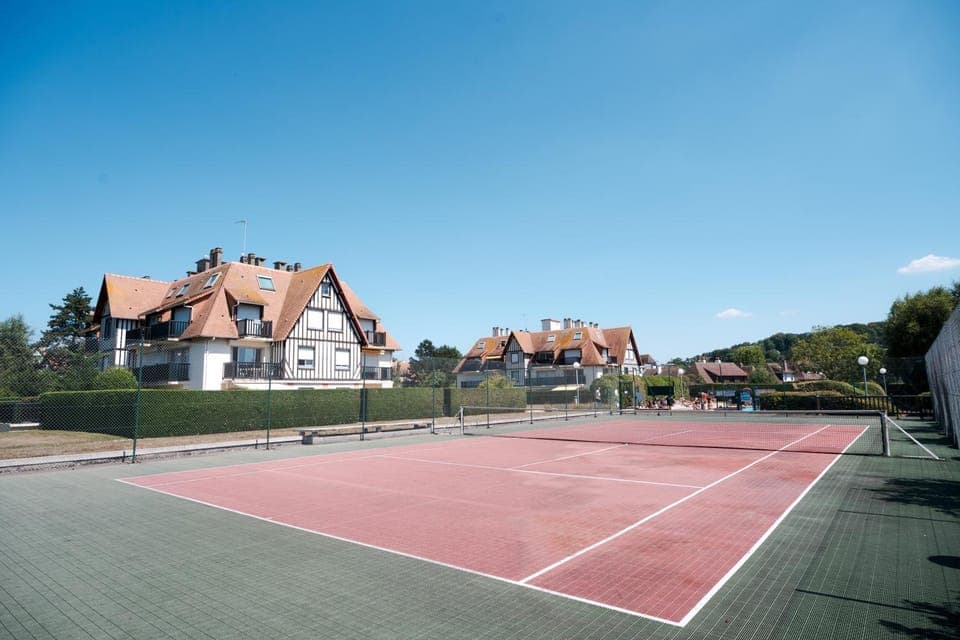 Day, Tennis court