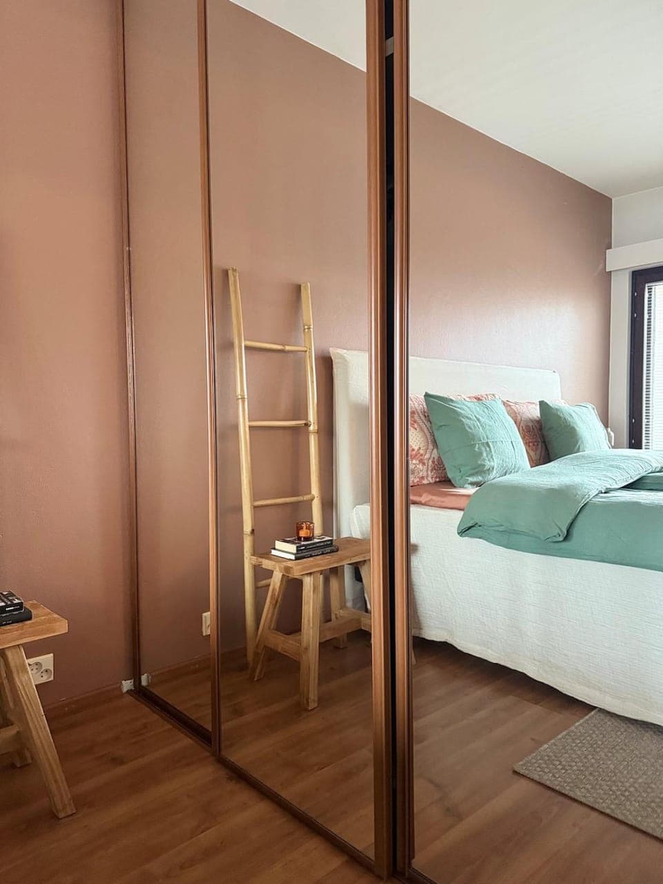 Photo of the whole room, Bedroom, wardrobe