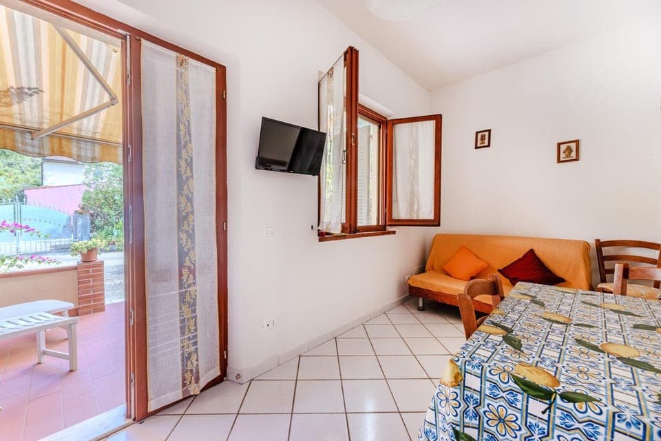 Bed, Photo of the whole room, Seating area