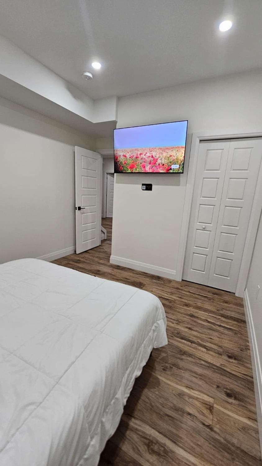 Bed, TV and multimedia, Bedroom