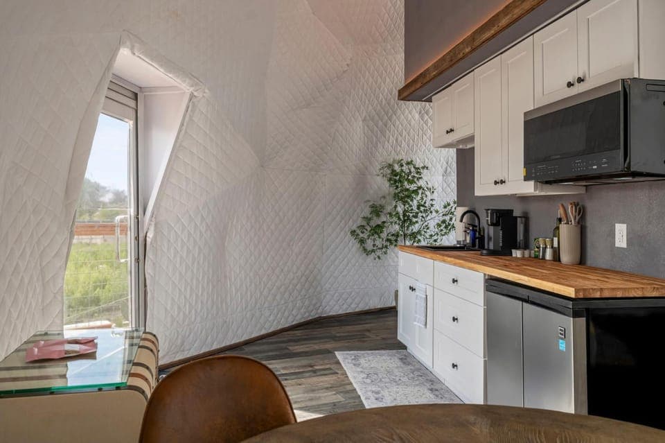 Kitchen or kitchenette, Dining area, stove