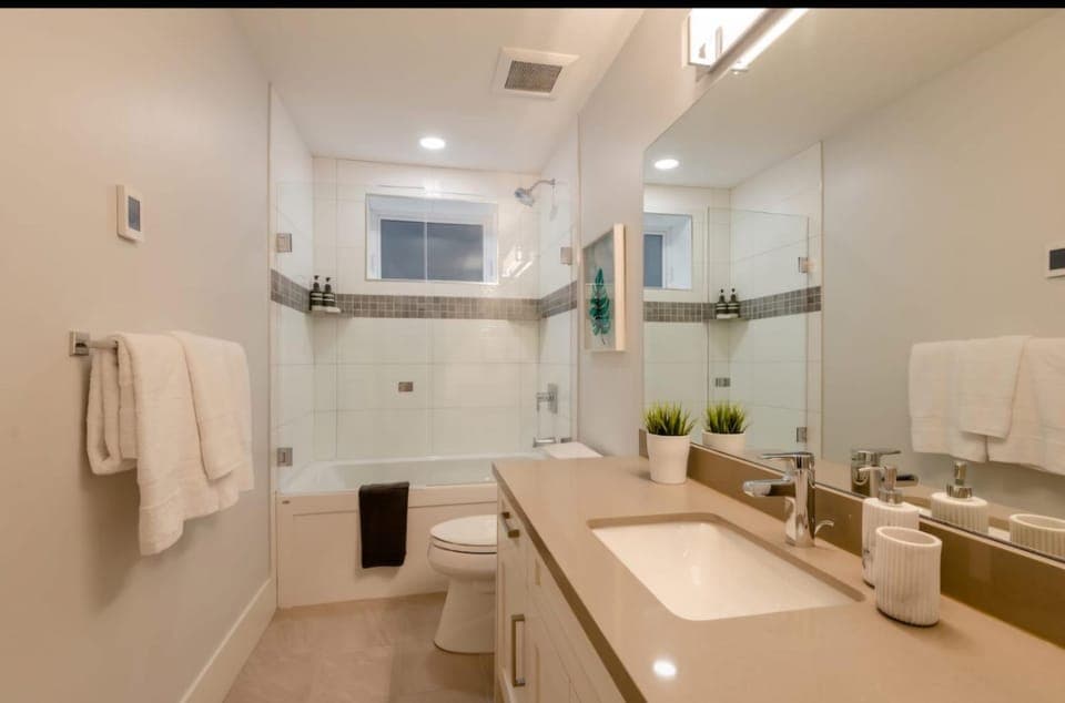 Shower, Toilet, Bathroom, Bath, towels