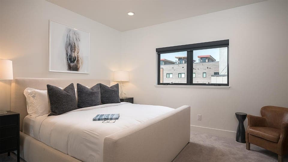 Bed, Seating area, Bedroom