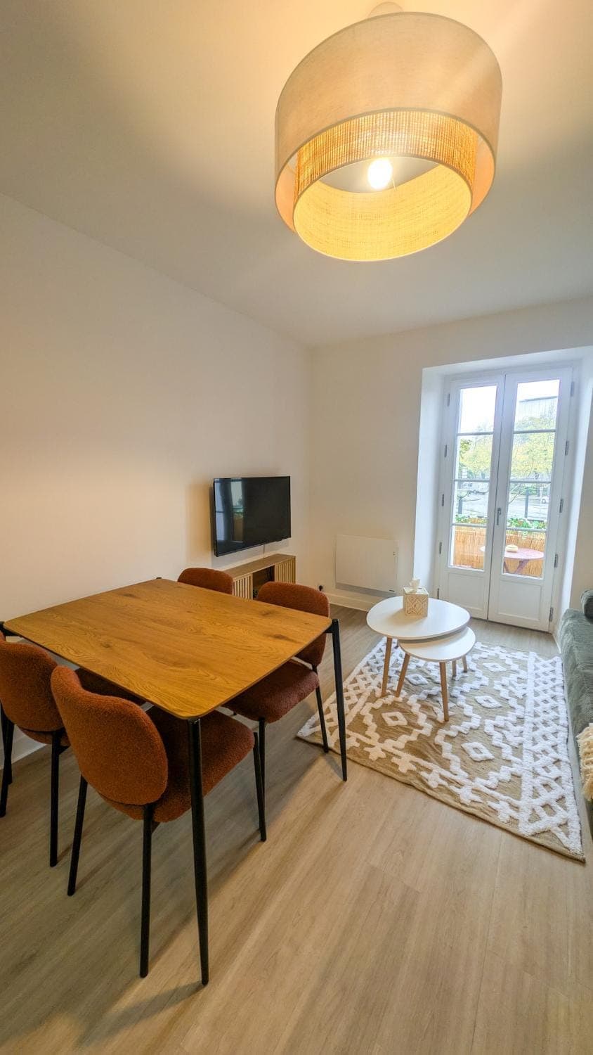 TV and multimedia, Living room, Seating area, Dining area