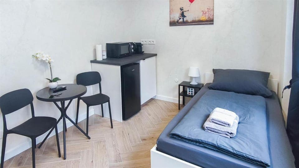 Bed, Kitchen or kitchenette, Photo of the whole room, Seating area, Bedroom