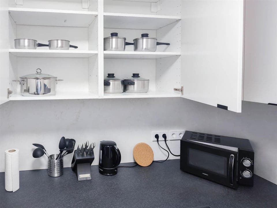 Coffee/tea facilities, Kitchen or kitchenette, Communal kitchen, microwave