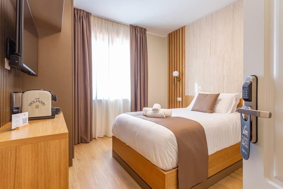 Bed, TV and multimedia, Photo of the whole room, Bedroom