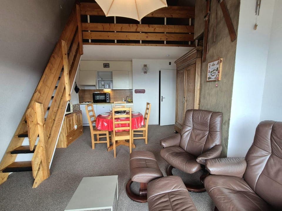 Kitchen or kitchenette, Living room, Seating area, Dining area