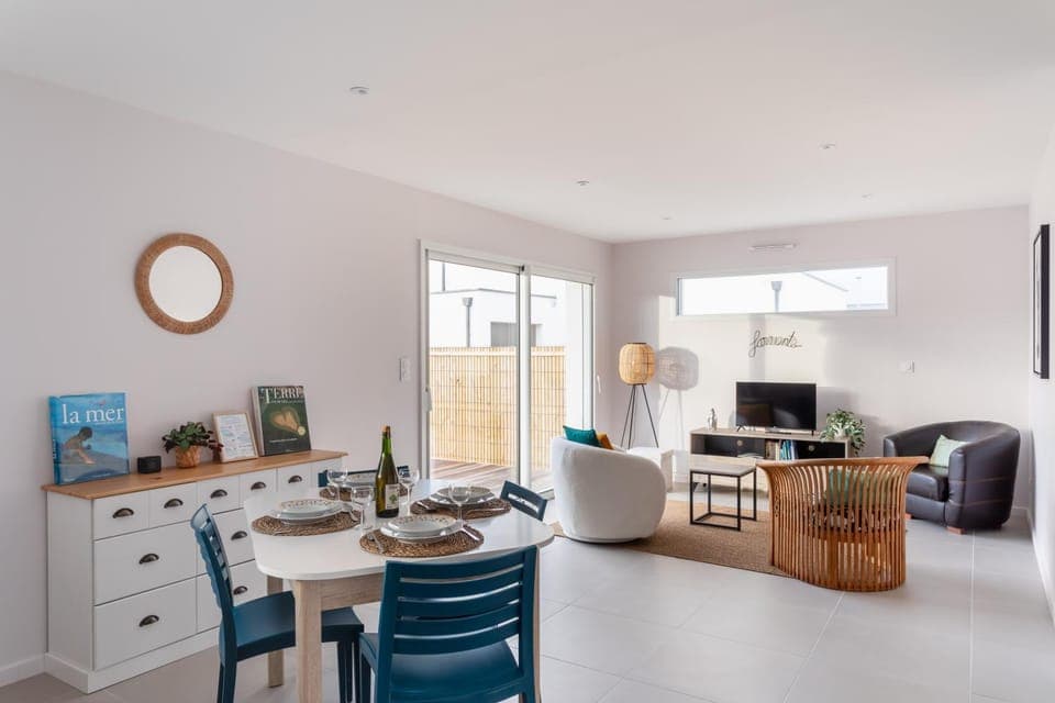 Living room, Dining area