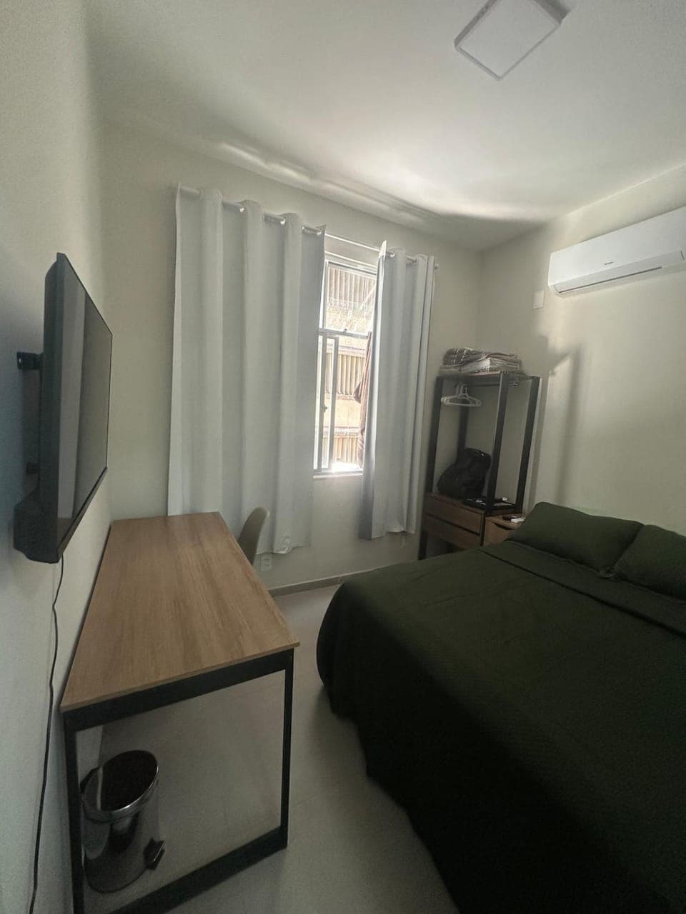 Bed, TV and multimedia, Photo of the whole room, Bedroom