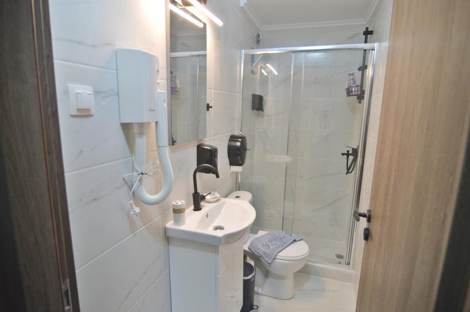 Shower, Toilet, Bathroom, towels