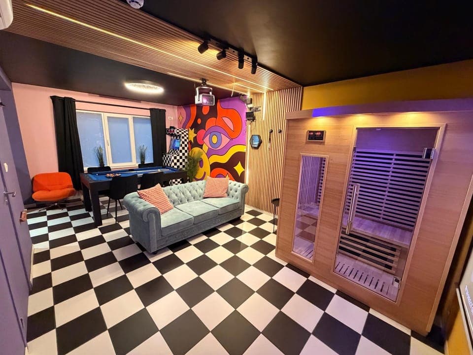 Billiard, Sauna, Living room, Dining area