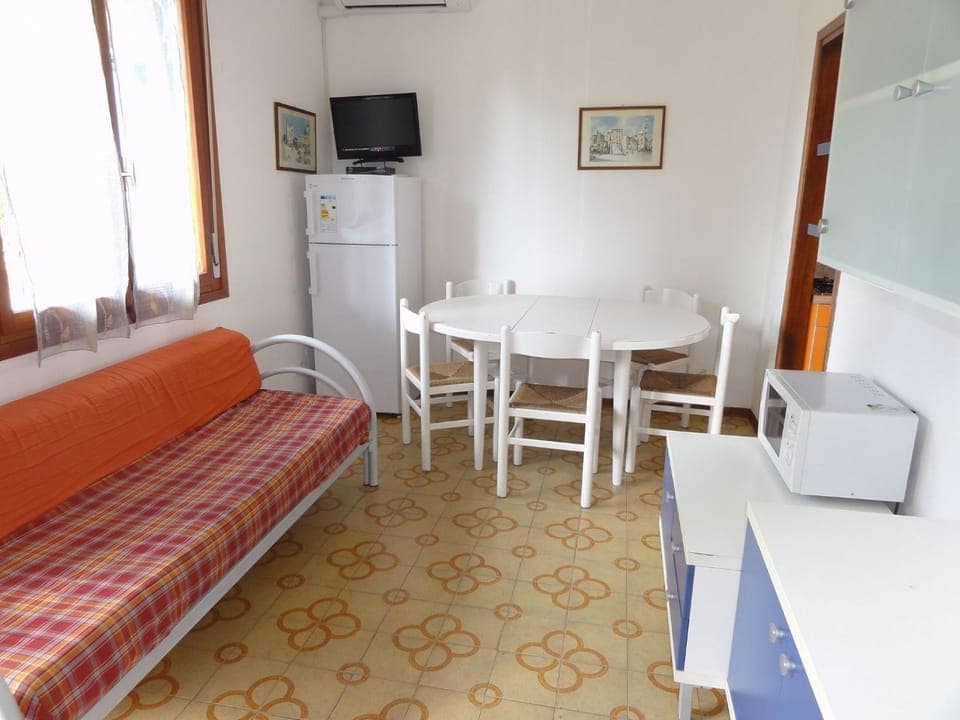 Communal lounge/ TV room, Bed, TV and multimedia, Living room, Decorative detail, Bedroom