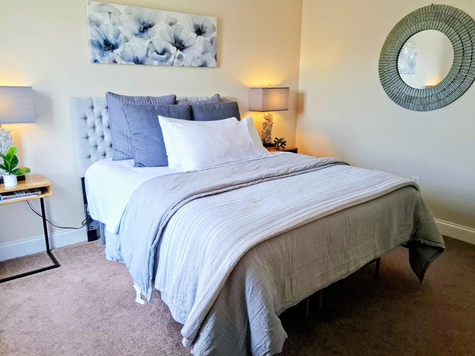 Photo of the whole room, Bedroom
