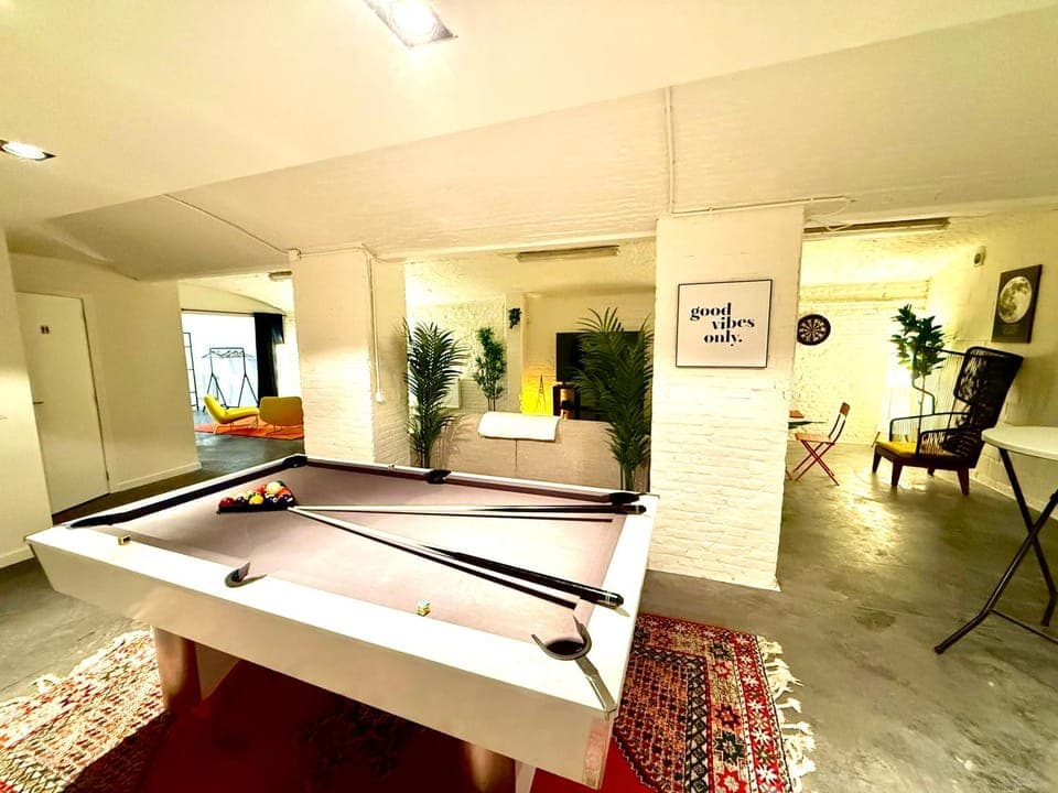 Billiard, Game Room