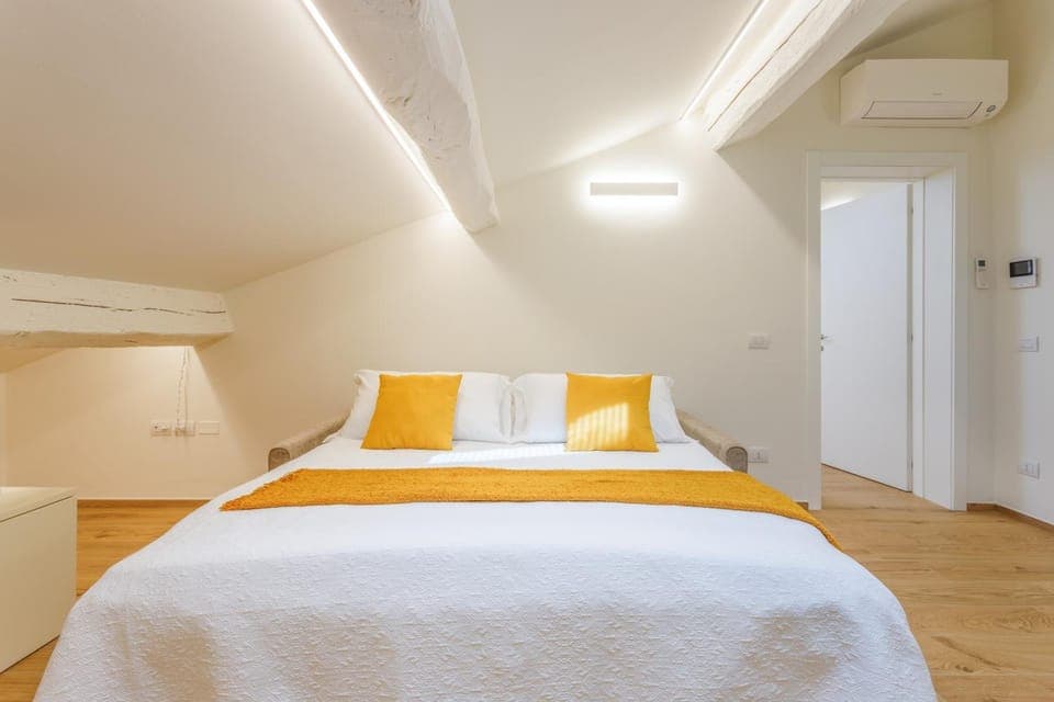 Bed, Photo of the whole room, Bedroom, air conditioner