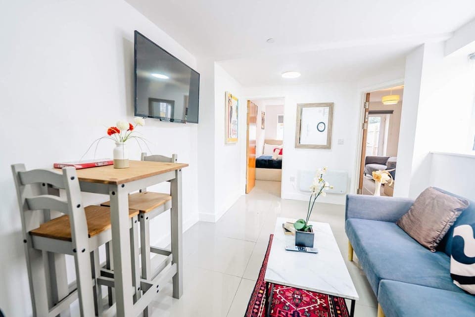 Communal lounge/ TV room, Bed, TV and multimedia, Kitchen or kitchenette, Living room, Photo of the whole room, Seating area, Dining area, Evening entertainment, Bedroom