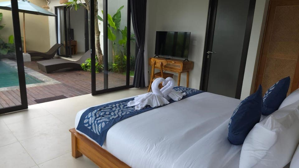 TV and multimedia, Photo of the whole room, Bedroom, Pool view