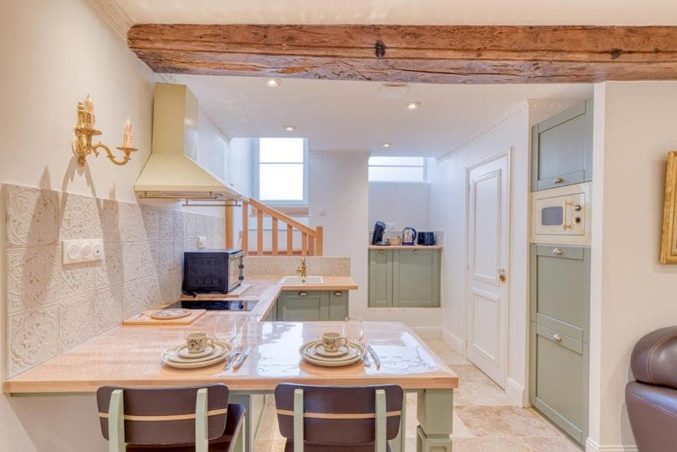 Kitchen or kitchenette, Dining area