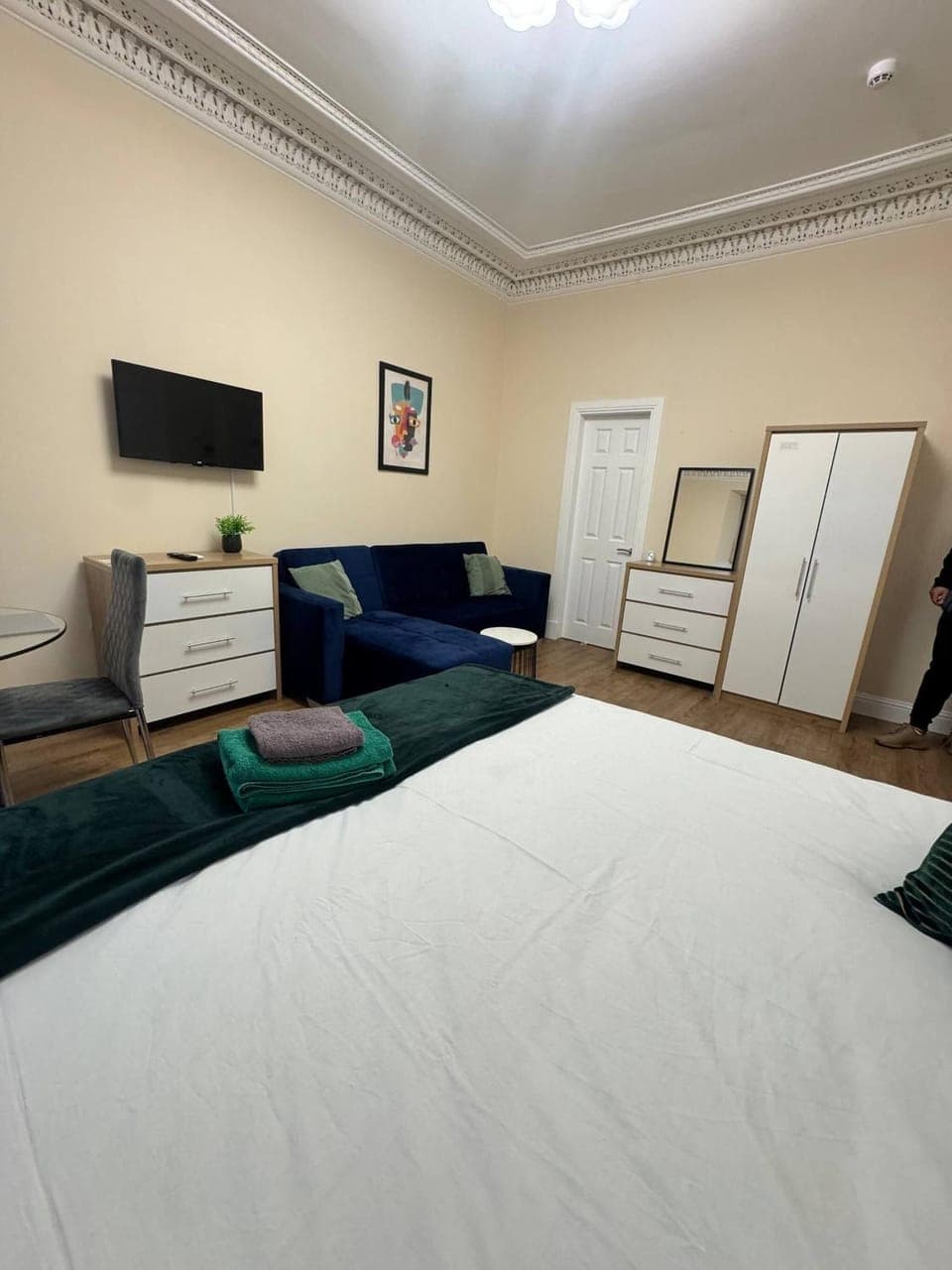 Communal lounge/ TV room, Bed, TV and multimedia, Decorative detail, Bedroom