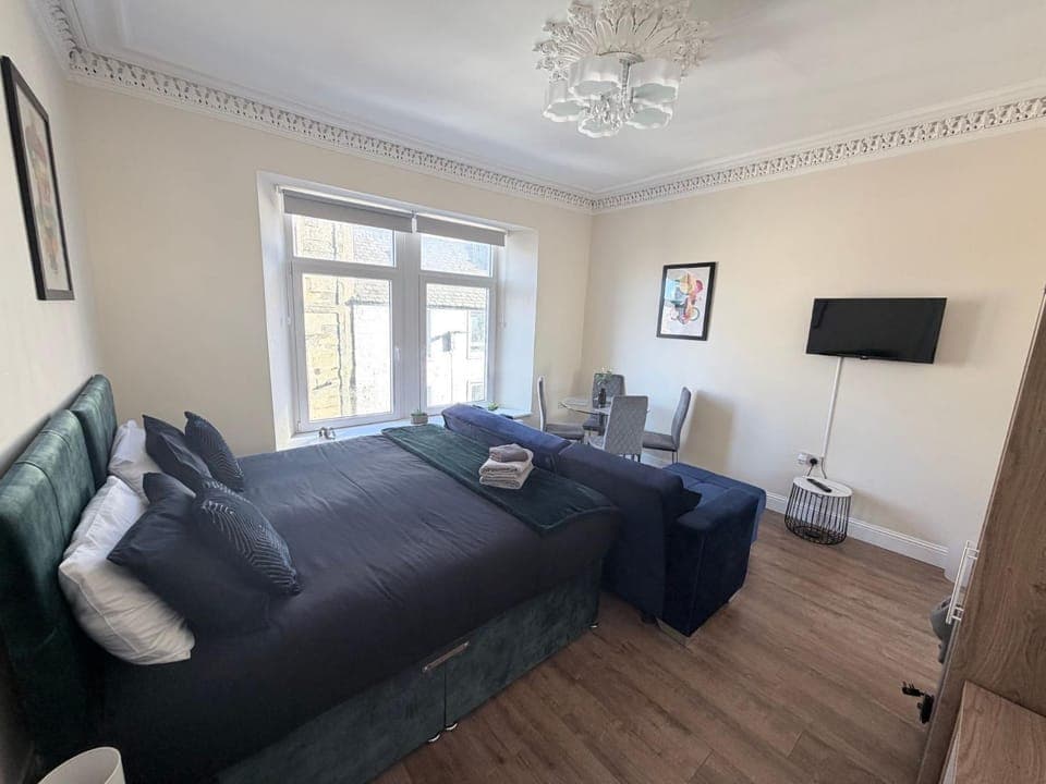 Communal lounge/ TV room, Bed, TV and multimedia, Decorative detail, Bedroom