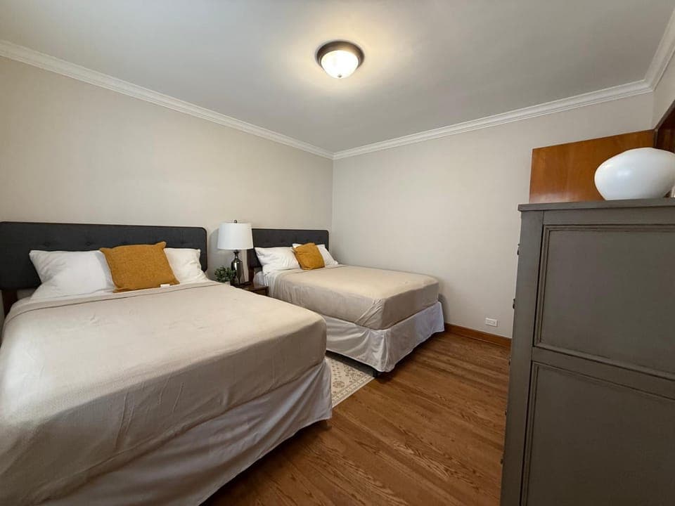 Charming Cozy 2 br 1 ba apt near Oak Park fast wifi near transportation Apartment in Berwyn