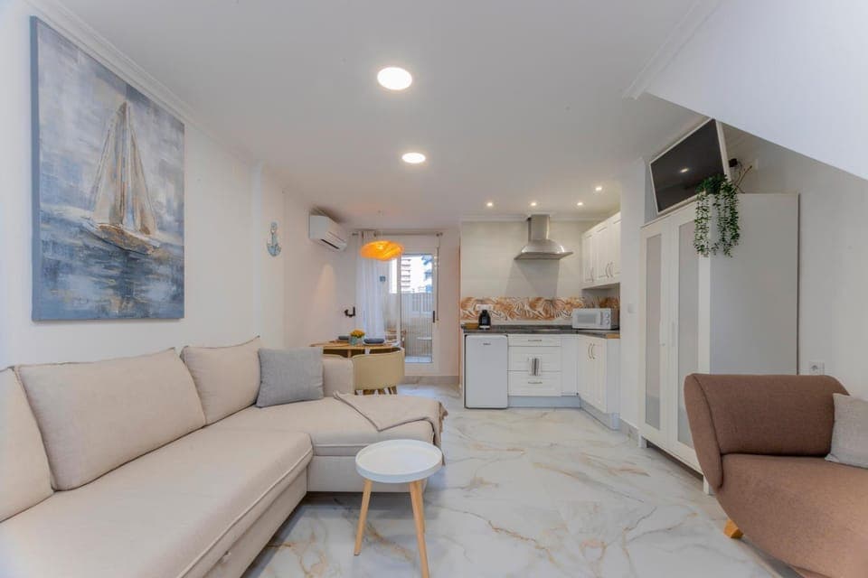 Communal lounge/ TV room, Natural landscape, TV and multimedia, Living room, Seating area
