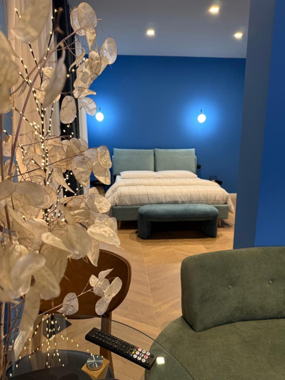 Bed, Living room, Photo of the whole room, Decorative detail, Seating area, Dining area, Bedroom, furniture