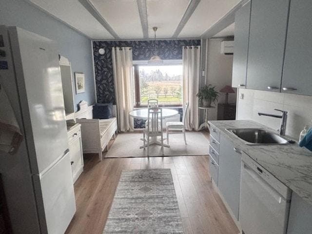 Kitchen or kitchenette, Dining area