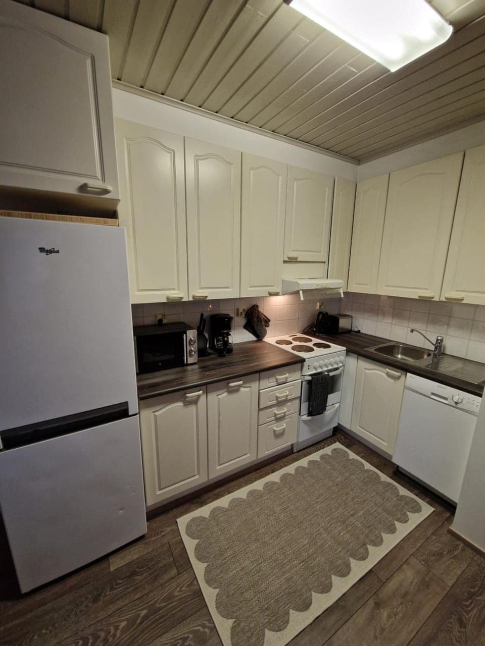 Coffee/tea facilities, Kitchen or kitchenette, dishwasher, microwave, oven, stove, toaster