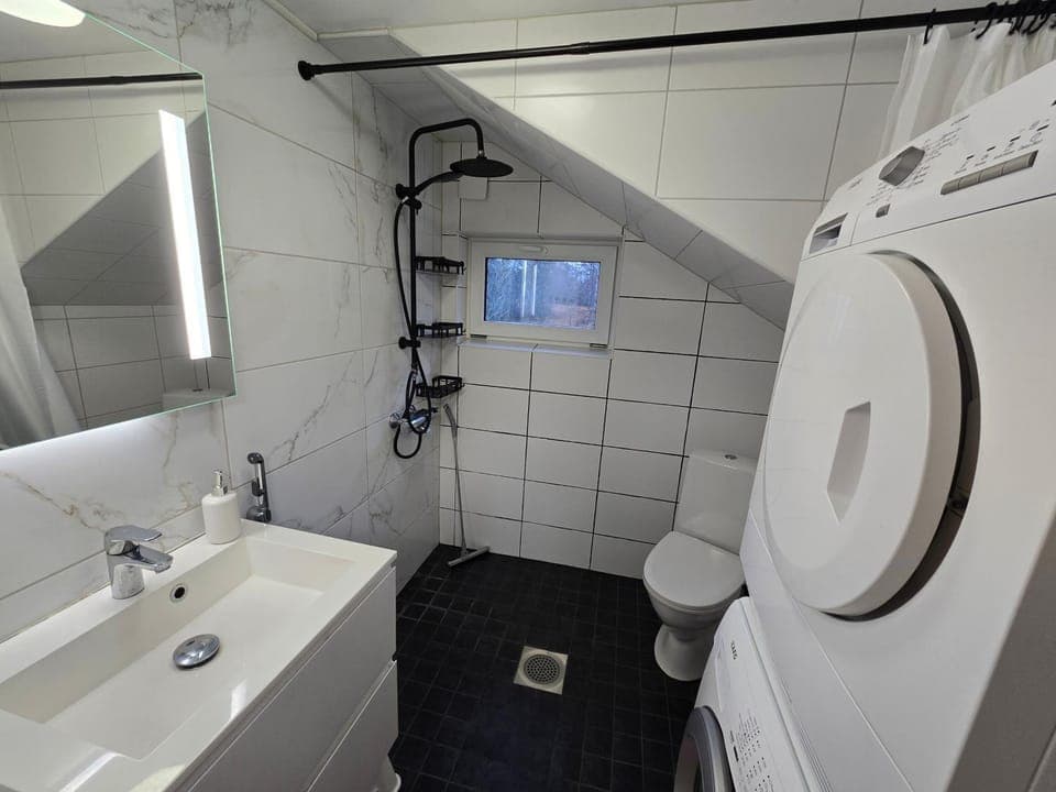 Shower, Toilet, Bathroom, towels