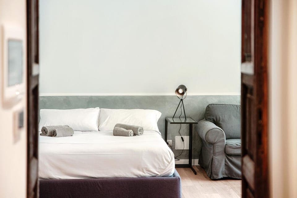 Bed, Living room, Photo of the whole room, Seating area, Bedroom