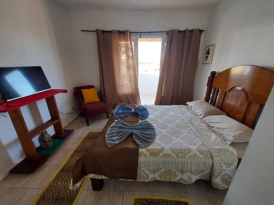 Bed, TV and multimedia, Photo of the whole room, Bedroom, towels