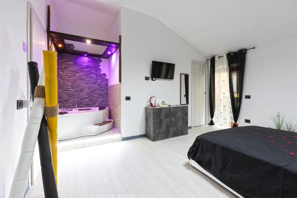 Bed, TV and multimedia, Photo of the whole room, Bedroom