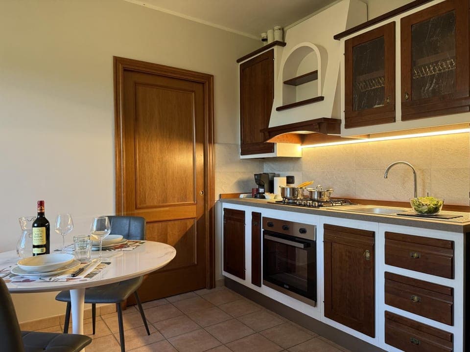 Coffee/tea facilities, Kitchen or kitchenette, Dining area, oven