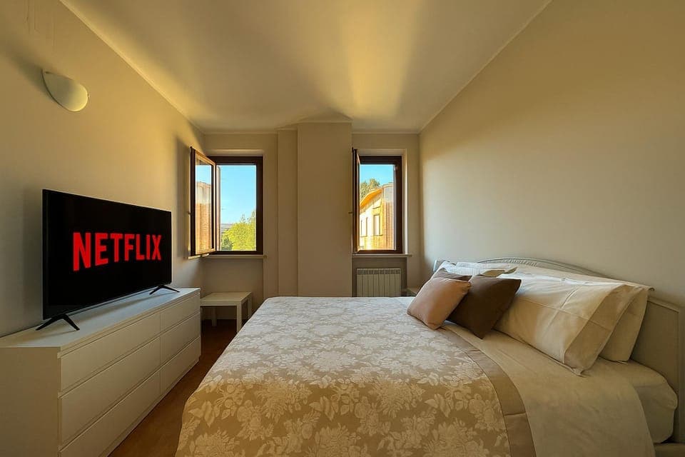 Bed, TV and multimedia, Photo of the whole room, Bedroom, Mountain view