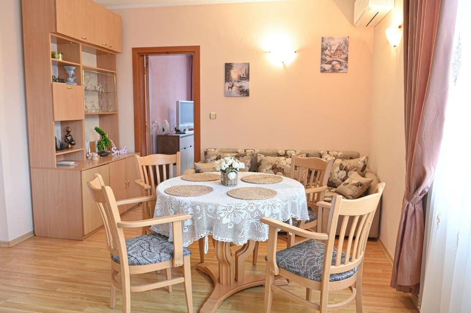 Kitchen or kitchenette, Living room, Seating area, Dining area