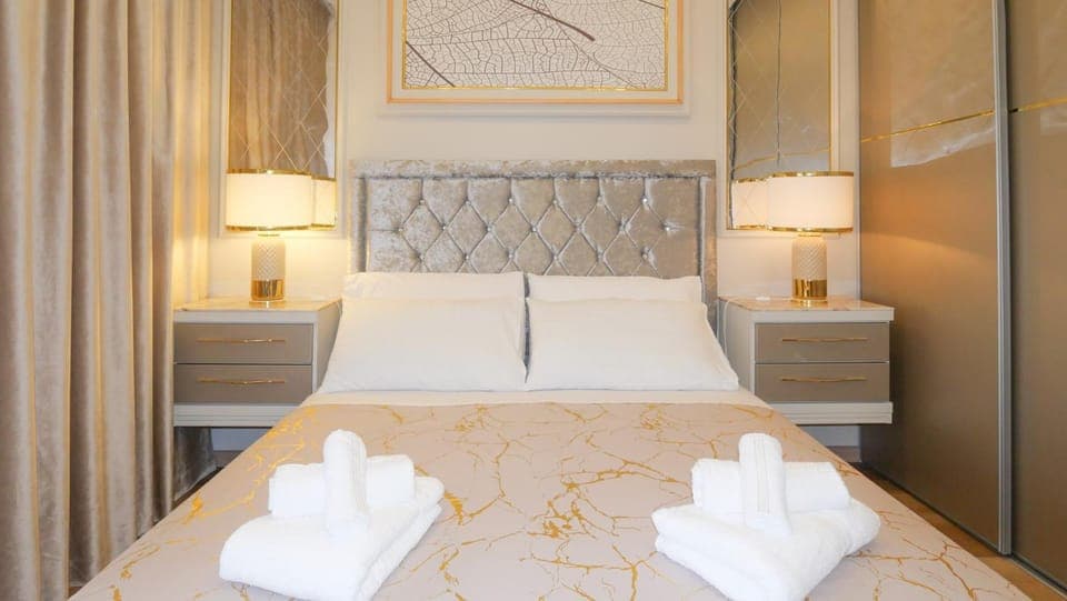 Bed, Photo of the whole room, Bedroom, towels