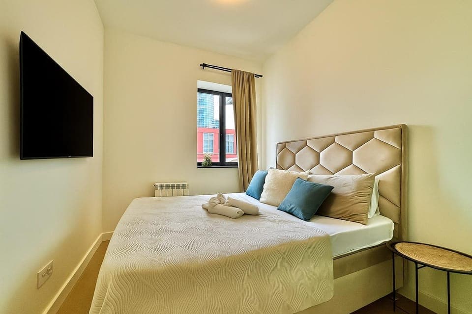 Bed, TV and multimedia, Photo of the whole room, Bedroom, towels