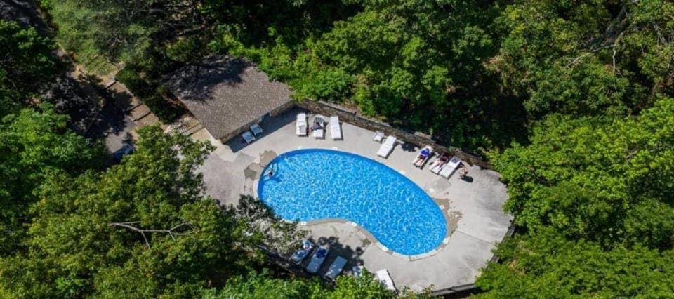 Smoky Mountain Cabin with Hot Tub & Resort Amenities Cabin in Pittman Center