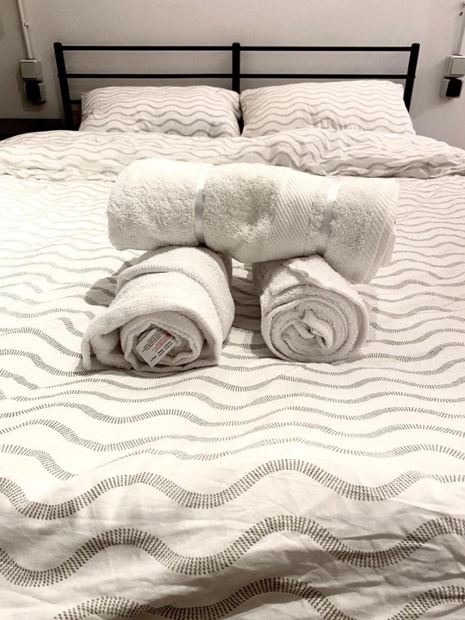 Bed, Photo of the whole room, Bedroom, towels