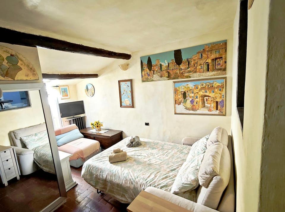 Bed, TV and multimedia, Living room, Photo of the whole room