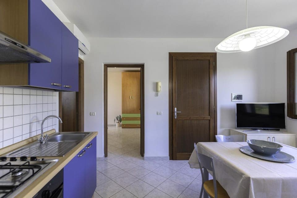 TV and multimedia, Kitchen or kitchenette, Dining area, oven, stove