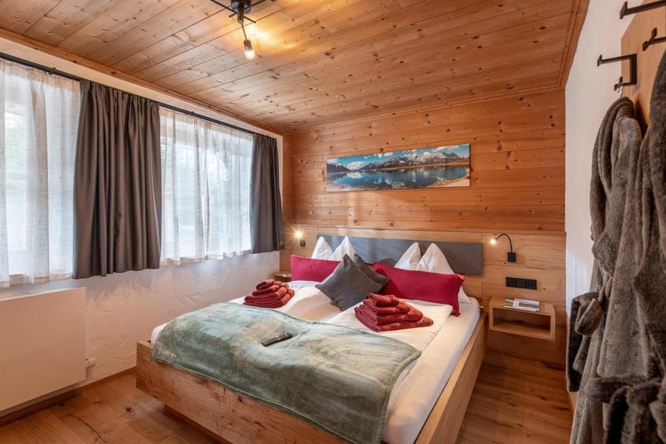 Bed, Bedroom, towels