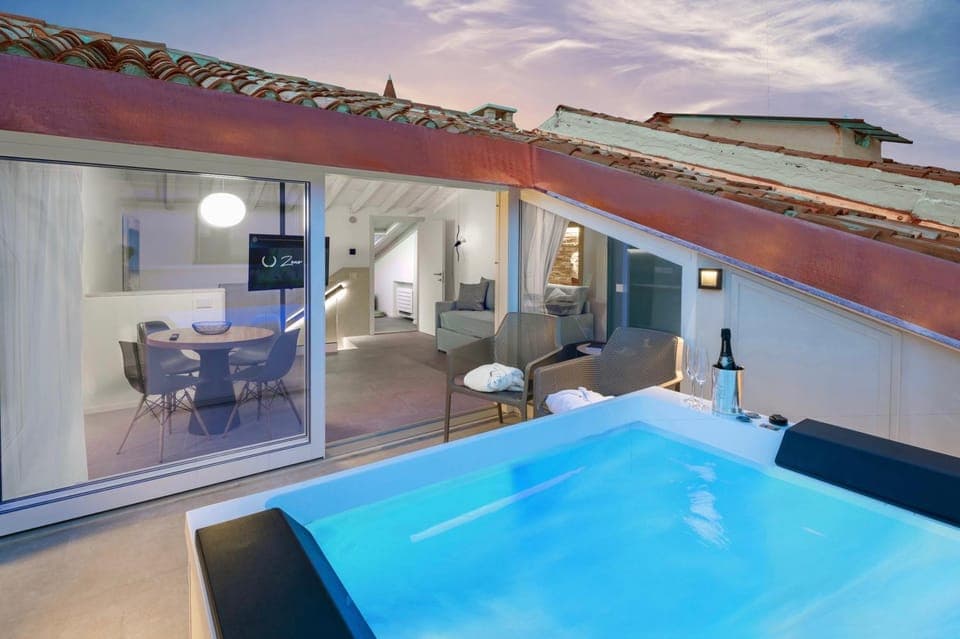 Hot Tub, Living room, Seating area, Open Air Bath