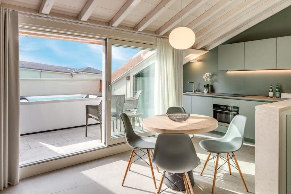 Hot Tub, Balcony/Terrace, Kitchen or kitchenette, Living room, Seating area, Dining area