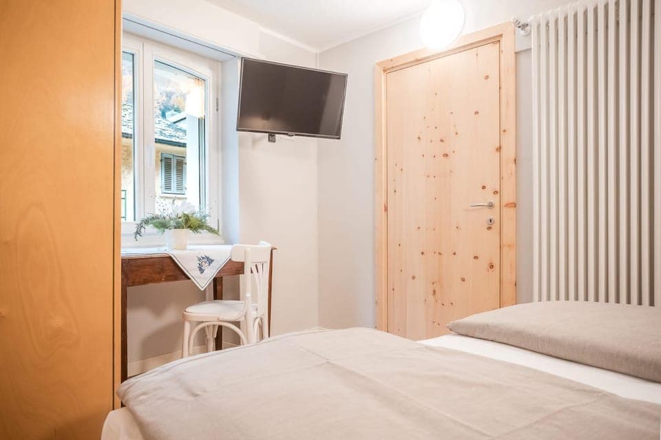 Bed, TV and multimedia, Evening entertainment, Bedroom