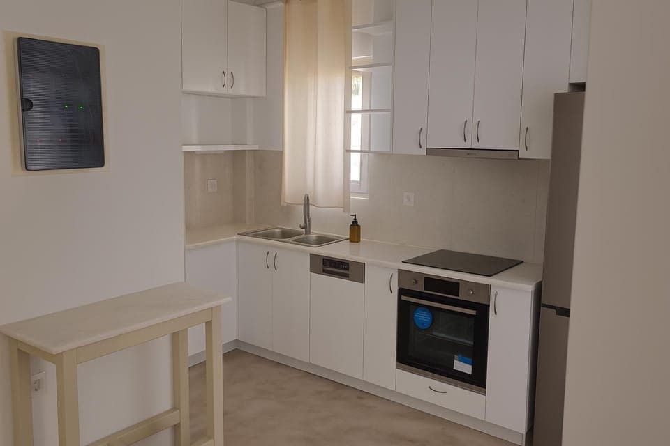 Coffee/tea facilities, dishwasher, microwave, oven, stove, kitchen