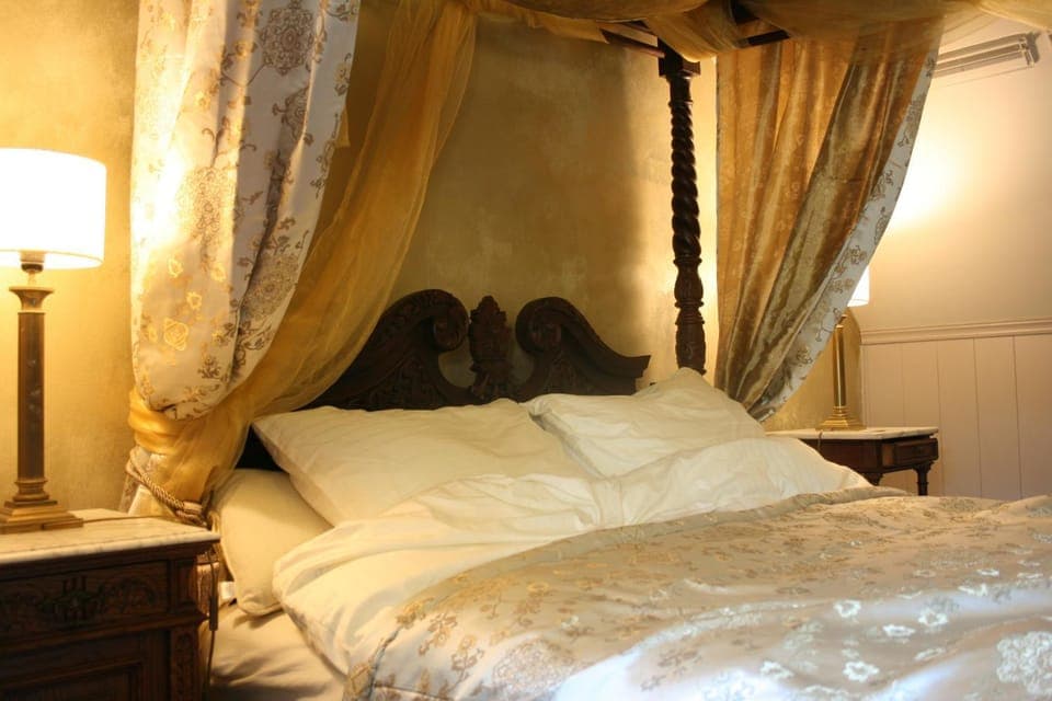 Bed, Photo of the whole room, Decorative detail, Bedroom