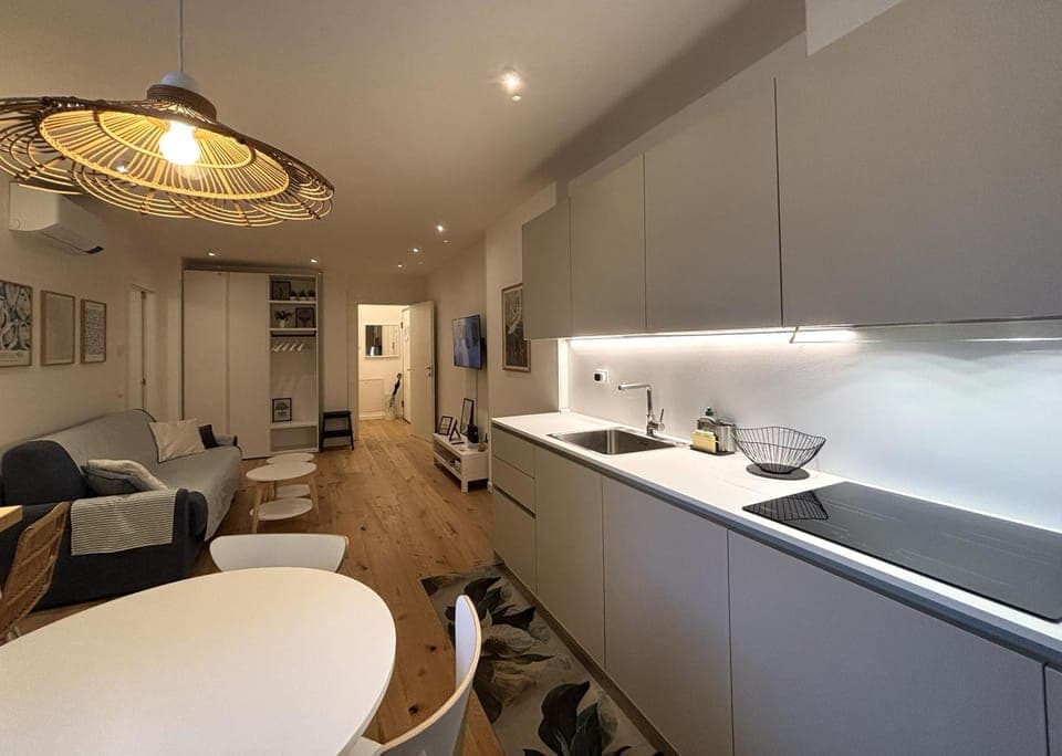 Kitchen or kitchenette, Living room, Seating area, Dining area